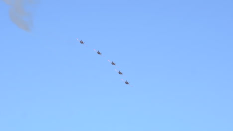 Cinco-Aviones-Acrobáticos-En-El-Cielo-Azul-Brillante