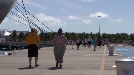 Pasajeros-De-Un-Crucero-Que-Visitan-La-Isla-Gran-Turca,-Islas-Turcas-Y-Caicos