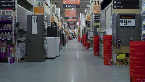 Pasillos-De-La-Tienda-Dentro-De-La-Tienda-Minorista-De-Mejoras-Para-El-Hogar-De-Home-Depot