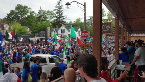 Motion-Shot-Calle-Llena-De-Gente-Celebrando-El-Ganador-De-La-Eurocopa-2021-Italia---Woodbridge