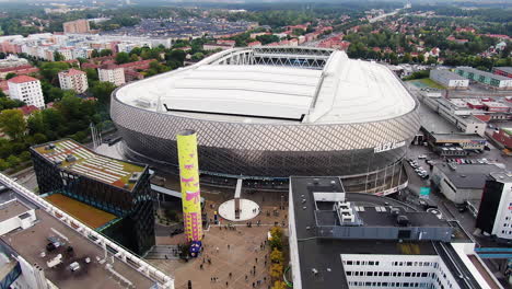 Stadtgebäude-Und-Riesige-Arena-Von-Tele2-In-Stockholm,-Nach-Oben-Geneigte-Luftaufnahme