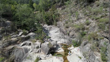 Menschen-Genießen-Den-Wasserfall-Cascata-Tahiti