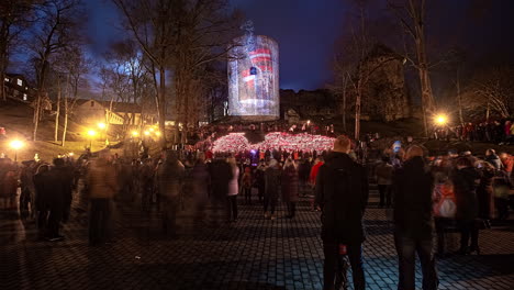 La-Gente-Se-Reúne-En-La-Plaza-Para-Encender-Velas-Y-Celebrar-El-Día-De-La-Independencia