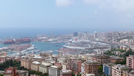 Crucero-Masivo-Y-Buque-Industrial-En-El-Puerto-De-Génova-Con-Vistas-Al-Paisaje-Urbano,-Aéreo