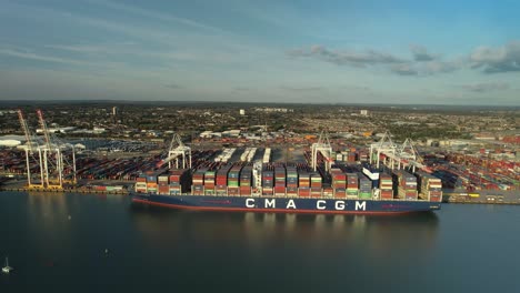 Grandes-Buques-Portacontenedores-En-El-Puerto-De-Dp-World-En-Southampton