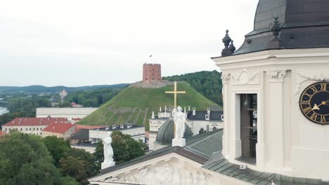 Antena:-Volando-Muy-Cerca-Del-Campanario-De-Vilnius-En-Las-Noches-De-Verano-Con-La-Cruz-En-La-Catedral-Visible-En-El-Fondo