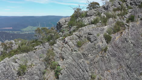 Los-Estudiantes-Hacen-Rappel-Y-Escalan-En-El-Escarpado-Pico-De-La-Montaña-Pan-De-Azúcar,-Victoria.