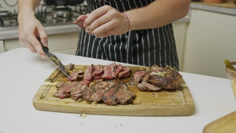 El-Chef-Corta-El-Filete-De-Ternera-En-Rodajas-Sobre-Una-Tabla-De-Cortar-De-Madera.