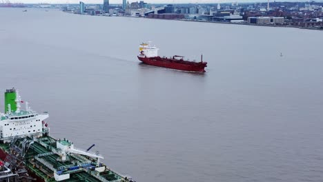 Petroleros-De-Transporte-De-Petróleo-De-Rotterdam-Plateado-En-El-Río-Mersey-Tranmere-Terminal-Liverpool-Vista-Aérea