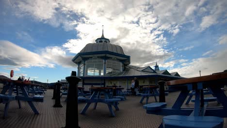 Nubes-Pasando-Por-Encima-Del-Pabellón-Del-Muelle-De-Llandudno-Madera-Victoriana-Galesa-Hito-Café-Lapso-De-Tiempo-Toma-Estática