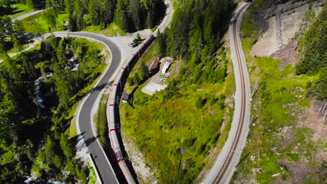 Aéreo:-Tren-Rojo-En-Paisaje-Montañoso