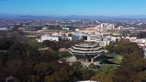 Video-Aéreo-4k-De-La-Famosa-Biblioteca-Geisel-En-Ucsd