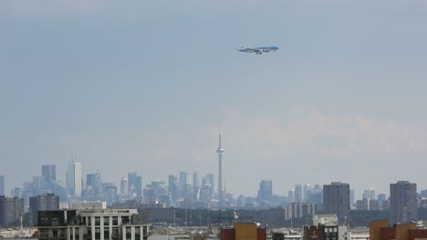 Airplane-passing-over-famous-CN-Tower-in-Toronto,-Canada