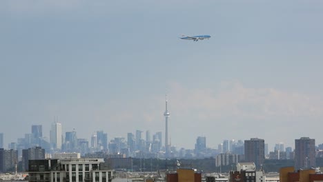 Avión-Pasando-Sobre-La-Famosa-Torre-Cn-En-Toronto,-Canadá