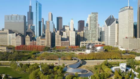 Drone-Revela-El-Parque-Del-Milenio-En-Un-Hermoso-Día-De-Otoño-En-Chicago,-Illinois