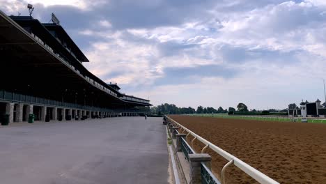 Pfanne-Von-Pferden-Auf-Der-Keeneland-Rennstrecke-In-Lexington,-Kentucky