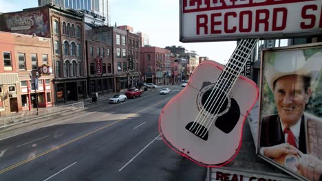 Retiro-De-La-Antena-Del-Signo-De-La-Tienda-De-Discos-En-La-Calle-Broadway-En-Nashville,-Tennessee