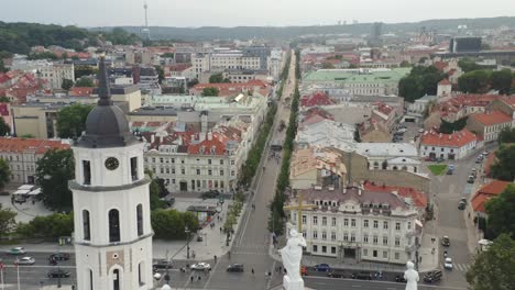 Antena:-Revelación-De-La-Catedral-De-Vilnius-Y-La-Avenida-Gediminas-En-Una-Tarde-De-Verano-Con-Gente-Caminando-Por-Las-Calles