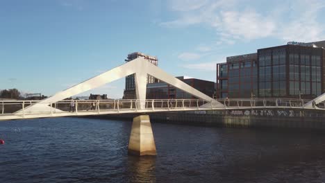 Gente-Caminando-Y-Montando-En-Bicicleta-Por-El-Puente-Tradeston-En-Glasgow