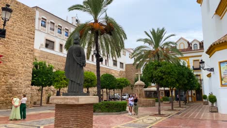 Typischer-Spanischer-Platz-In-Der-Altstadt-Von-Marbella-In-Der-Nähe-Einer-Kirche-Mit-Palmen