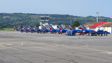 Parte-Derecha-Del-Equipo-Acrobático-Francés-Patrulla-De-Francia-En-El-Aeropuerto