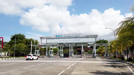 La-Entrada-De-Automóviles-Del-Aeropuerto-Internacional-Ngurah-Rai-Reabre-Después-De-La-Pandemia-De-Covid-19-Para-Comenzar-A-Reanudar-Los-Vuelos-Internacionales-Y-Los-Turistas-Internacionales