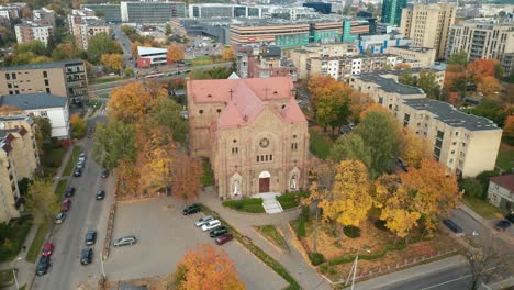 Antena:-Toma-Giratoria-De-La-Iglesia-En-El-Suburbio-De-Zverynas-En-Vilnius-Durante-El-Otoño