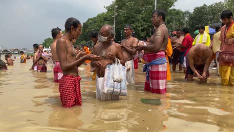 Kolkata,-India:-Gente-Haciendo-Tarpan-Durante-Mahalaya-En-El-Río-Ganga-Por-La-Mañana