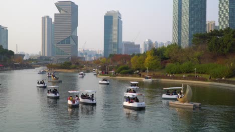 Parque-Central-De-Songdo-En-Incheon-Al-Atardecer---La-Gente-Viaja-En-Botes-Con-Máscaras-Protectoras-Durante-El-Coronavirus-Covid-19