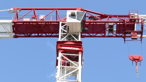 Bomberos-Bajando-De-Una-Grúa-Gigante-Moderna,-Fondo-De-Cielo-Azul-Claro