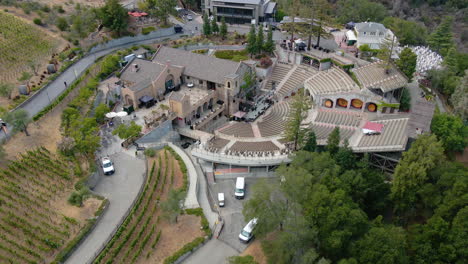 Vista-Aérea-Lejos-De-La-Bodega-De-Montaña,-En-Silicon-Valley,-California---Dando-Vueltas,-Tirando-Hacia-Atrás,-Tiro-De-Drones