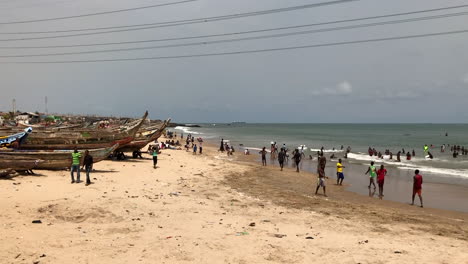 África-Tema-Ghana-Habour-Multitudes-Jugando-En-La-Playa