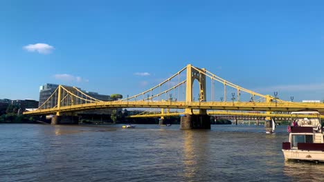 Vista-Panorámica-Del-Puente-Andy-Warhol-Con-El-Río-Allegheny-En-Un-Día-Soleado-En-Verano-En-El-Centro-De-Pittsburgh