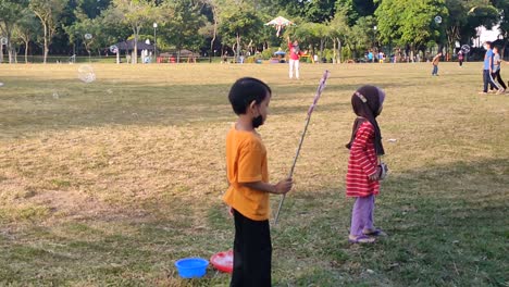 Los-Niños-Se-Divierten-Jugando-Con-Burbujas-En-El-Patio-De-Recreo