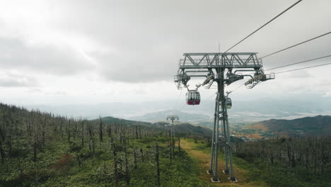 Seilbahnen-Fahren-Mit-Der-Seilbahn-über-Grüne-Landschaft-In-Zao,-Miyagi,-Japan