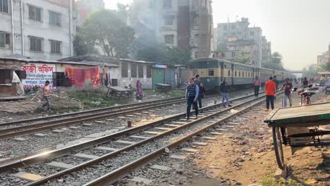 Tren-Local-Que-Pasa-A-Través-De-Una-Zona-Llena-De-Gente-Con-Invasión-A-Ambos-Lados-Por-Parte-De-La-Población-Local-De-Bangladesh