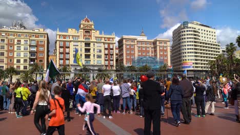 Weit-Offener-Blick-Auf-Viele-Demonstranten,-Die-Sich-Auf-Einem-öffentlichen-Platz-In-Malaga-Versammelt-Haben,-Um-Die-Ukraine-Zu-Unterstützen