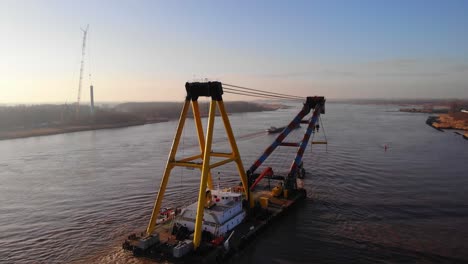 Antena-De-Hebo-Lift-Nueve-Grúa-Flotante-Moviéndose-Hacia-El-Horizonte-En-Oude-Maas