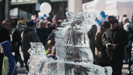 Toma-Estática-De-La-Multitud-Mirando-La-Escultura-Del-Caballo-Hecha-De-Hielo