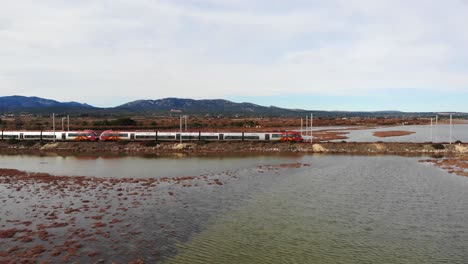 Aéreo:-Tren-De-Pasajeros-Junto-Al-Mar-En-El-Sur-De-Francia-Durante-El-Invierno