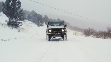 Land-Rover-Defender-D90-Backcountry-Offroad-Fahrt-Auf-Verschneiter-Straße-Bei-Schneesturm