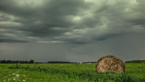 Grüne-Wiesen-Mit-Heu-Rollen-über-Den-Bewölkten-Himmel-Im-Ländlichen-Bauernhof