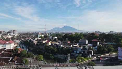 El-Tren-Que-Cruza-El-Puente-Urbano-Y-Mira-La-Hermosa-Vista-Del-Monte-Merapi