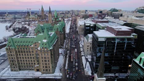 Toma-De-Drones-De-La-Manifestación-De-Camioneros-De-La-Libertad-En-Slater-Street-En-Ottawa,-Ontario-El-30-De-Enero-De-2022,-Durante-La-Pandemia-De-Covid-19