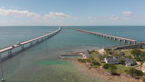 Puente-De-Siete-Millas-Las-Llaves-De-Florida-Paloma-Antiguas-Nuevas-Tropicales-Destino-De-Vacaciones-Agua-Azul-Golfo-De-México-Turismo-Aéreo-Dron-Camiones