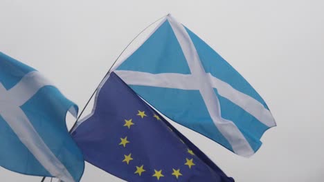 Una-Cámara-Lenta-De-Una-Bandera-De-La-Ue-Y-El-Saltire-Volando-Juntos