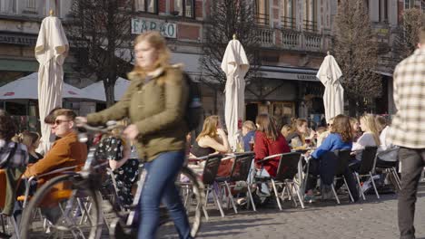 Junge-Attraktive-Studenten-Genießen-An-Einem-Sonnigen-Tag-Getränke-Auf-Dem-Oude-Markt---Leuven,-Belgien