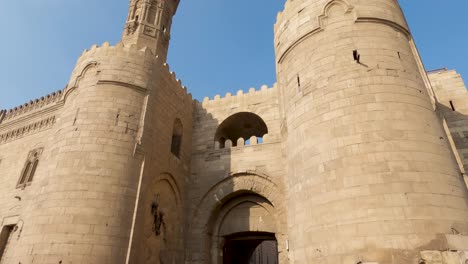 Torres-Bab-Zuweila-O-Bab-Zuwayla-Y-Puerta-De-Entrada,-Ciudad-Vieja-De-El-Cairo-En-Egipto