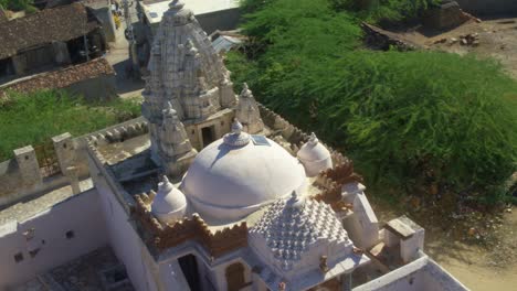 Luftflug-In-Richtung-Nagarparkar-Basar-Tempel.-Kamerafahrt