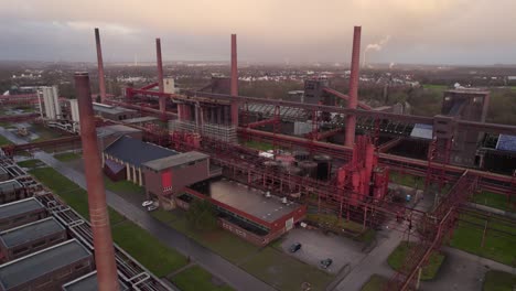 Kokerei-Zeche-Zollverein,-Nasser-Bewölkter-Morgen,-Warmes-Licht,-Drohnenaufnahme